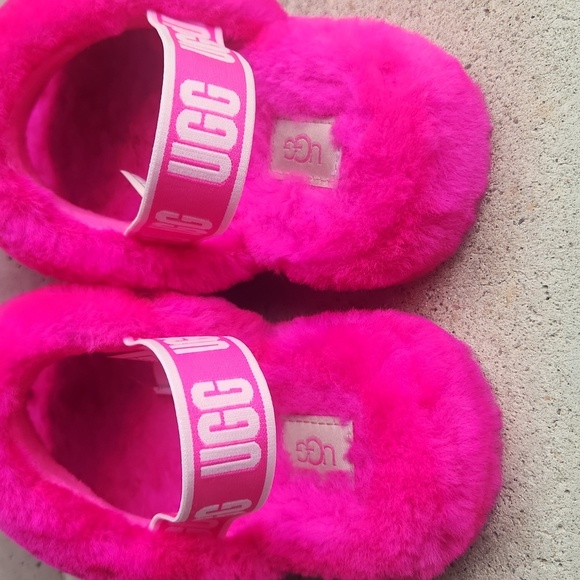 UGG VIBRANT PINK FUZZY SLIPPERS Size 4. - Picture 6 of 9